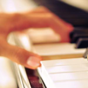 教官趴双腿吸核花蜜水
