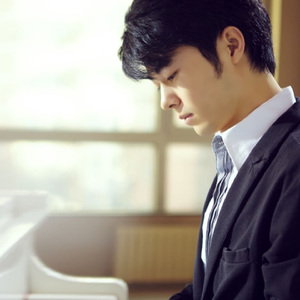 教官趴双腿吸核花蜜水
